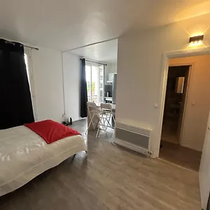 Tres Lumineux Et Equipee En Pleine Avenue ! Appartement